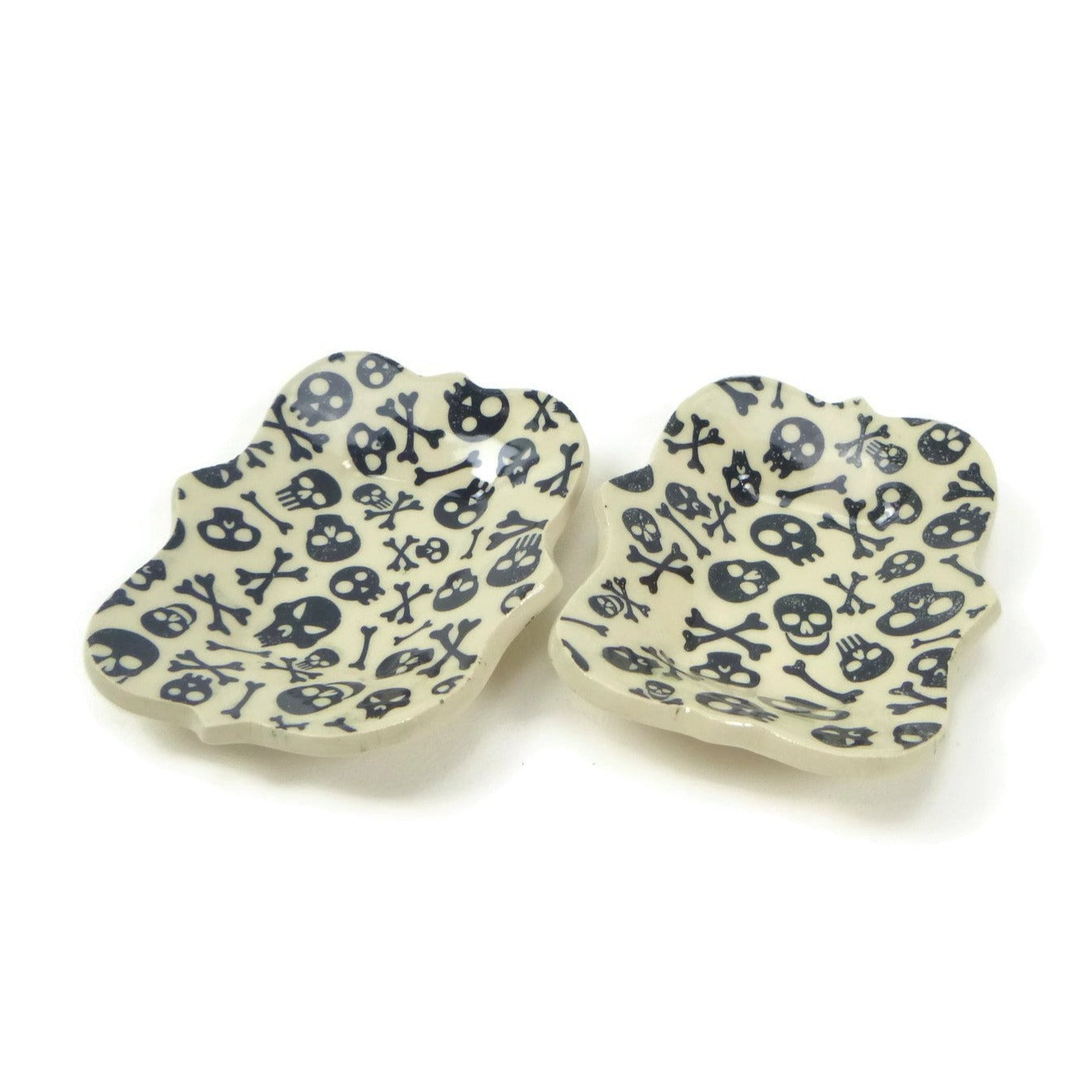 Large scalloped trivet with skull and crossbones patterning