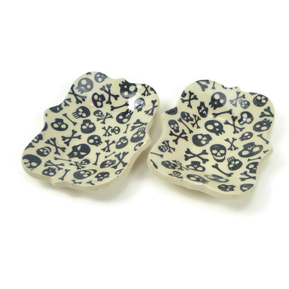 Large scalloped trivet with skull and crossbones patterning